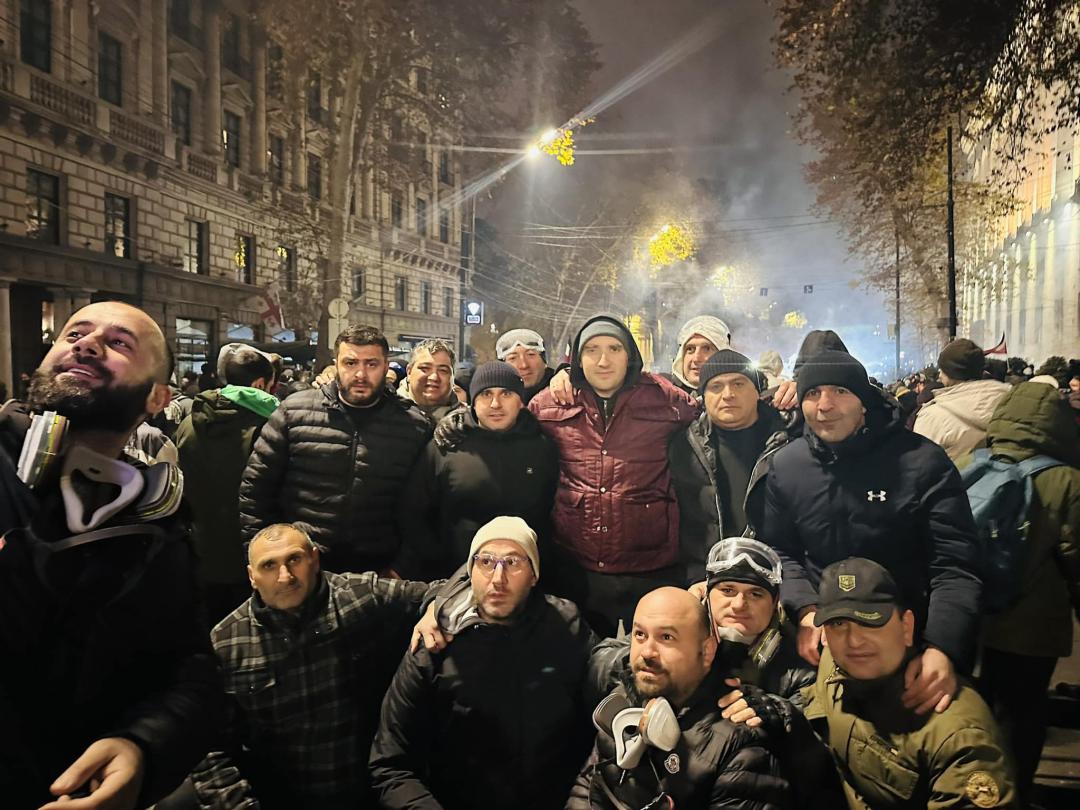 Irakli Pavlenishvili (rote Jacke) mit Protestlern