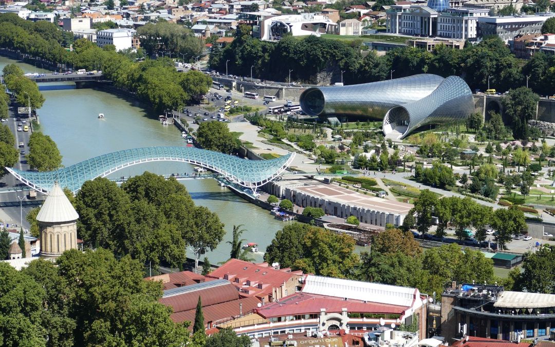 Krise in Georgien: Einreiseverbote, Kritik an der Verfassung und Aufrufe von Geistlichen