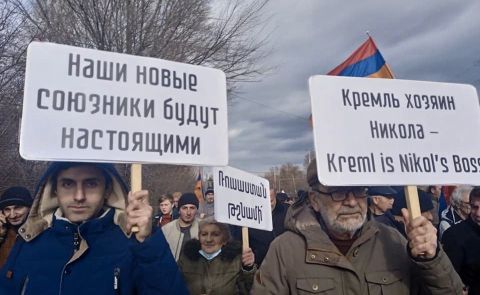 Armenier protestieren gegen Russland in der Nähe der 102. russischen Militärbasis in Gyumri