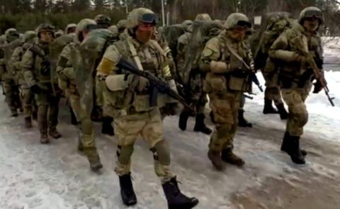 Stellvertretender russischer Verteidigungsminister begutachtet Achmat-Spezialeinheiten in den besetzten Gebieten der Ukraine