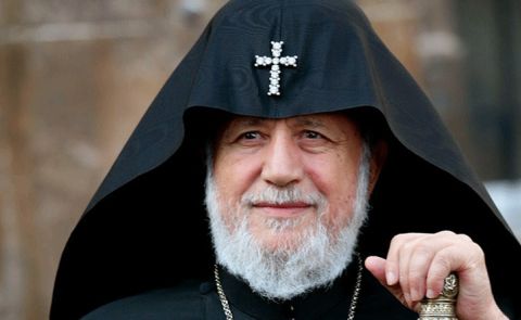 Armenischer Katholikos fordert Paschinjan zum Rücktritt auf; Paschinjan vergleicht sich mit Gott