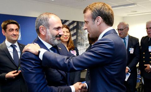 Emmanuel Macron widerspricht den Hardlinern in der Bergkarabach-Frage