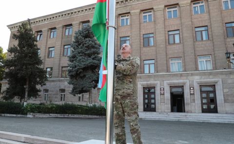 Ilham Alijew hisst aserbaidschanische Flagge in Khankendi