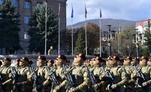 Aserbaidschan feiert den Jahrestag des Sieges mit einer Militärparade in Khankendi/Stepanakert