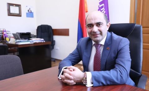 Armenischer Diplomat tritt wegen außenpolitischer Auseinandersetzungen mit Paschinjan zurück