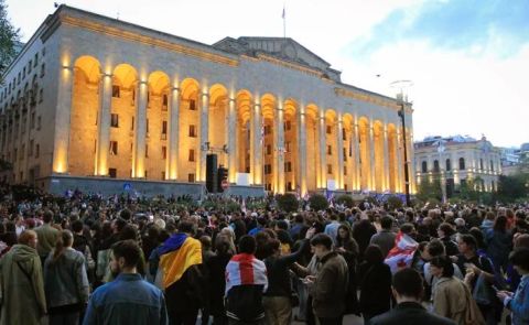 Proteste in Tiflis gegen das Gesetz über "ausländische Agenten" - Journalisten und Demonstranten stoßen mit der Polizei zusammen