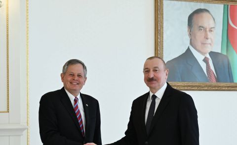 Ilham Alijew trifft US-Senator Steve Daines zur Erörterung der Stärkung der Beziehungen zwischen Aserbaidschan und den USA