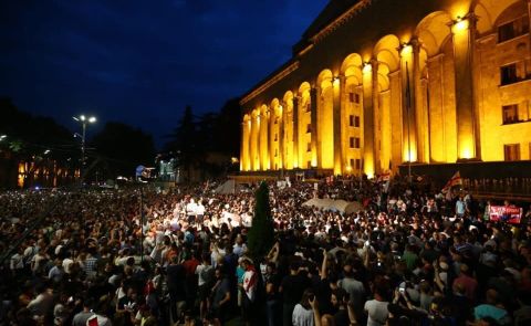 In Georgien kommt es nach Provokation durch russischen Abgeordneten zu Massenprotesten