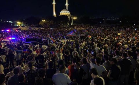 Following border clashes: Tens of thousands demonstrate in Baku
