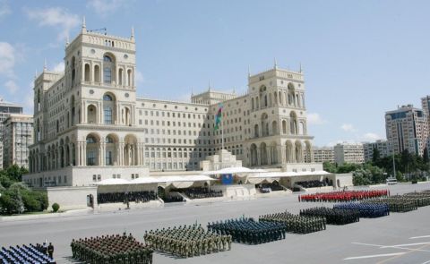 Aserbaidschan feiert mit Militärparade den Sieg im Bergkarabach-Krieg