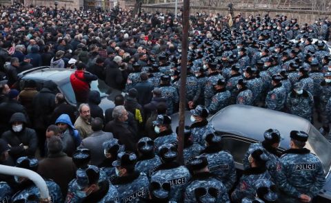 Political turmoil in Armenia: Pashinyan reinstates Artur Davtyan as chief of the armed forces; large scale protests start