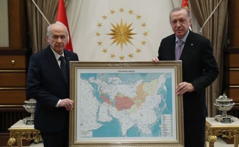 Nationalisten präsentieren Erdogan Karte der „türkischen Welt“ mit Regionen in Südrussland