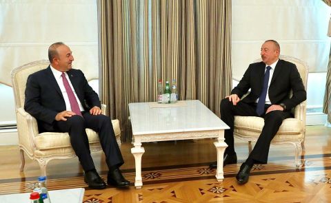 Türkischer Außenminister traf Ilham Alijew und Jeyhun Bayramov