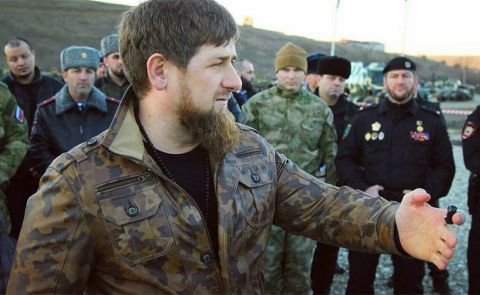Kadyrow-Stiftung spendete gepanzerte Geländewagen an Separatistenführer im Donbas