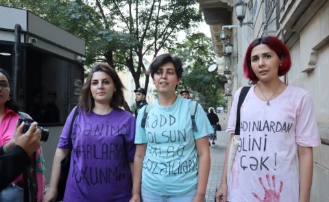 Feministische Aktivistinnen halten eine Demonstration vor der iranischen Botschaft in Baku ab