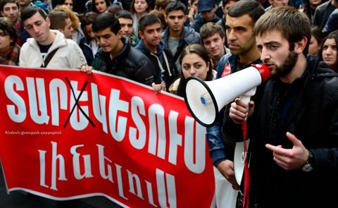 Armenische Studenten protestieren gegen die Initiative des Verteidigungsministeriums