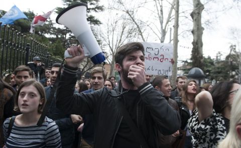 Tausende in Tiflis demonstrierten gegen die Polizeirazzien in Szene-Clubs